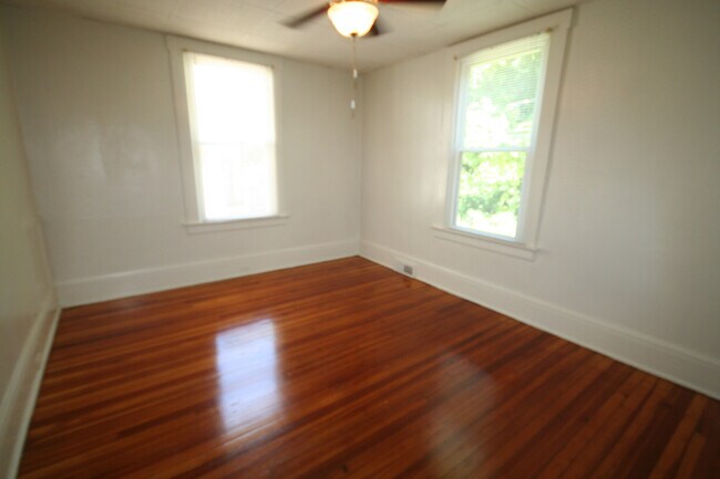 Building Photo - 1306 W Chapel Hill St