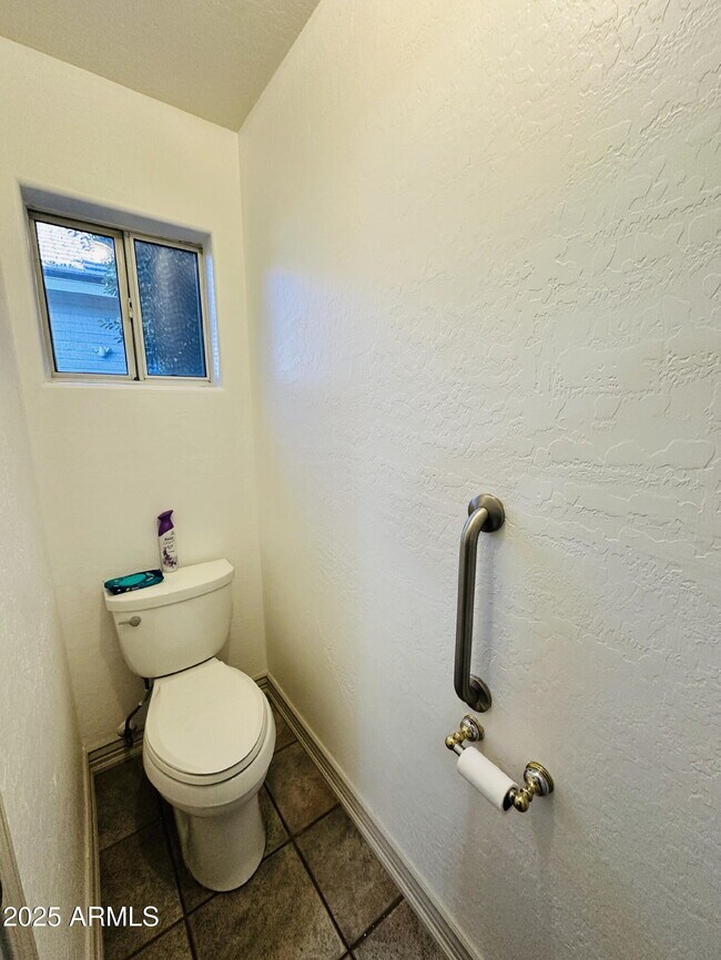 Building Photo - 2110 E Enrose Cir