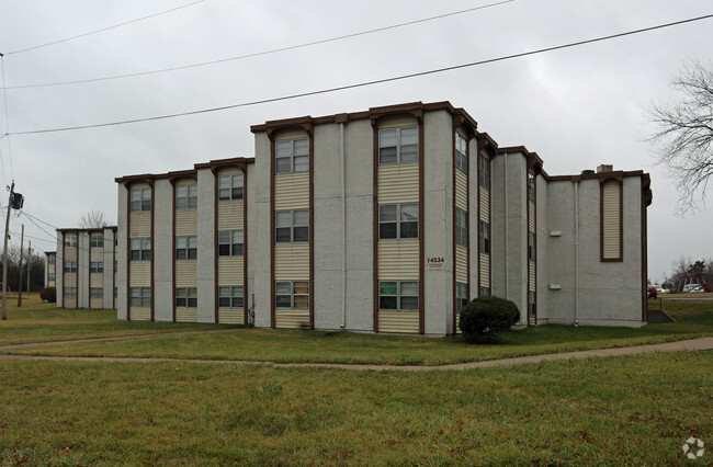 Primary Photo - Cloverleaf Apartments