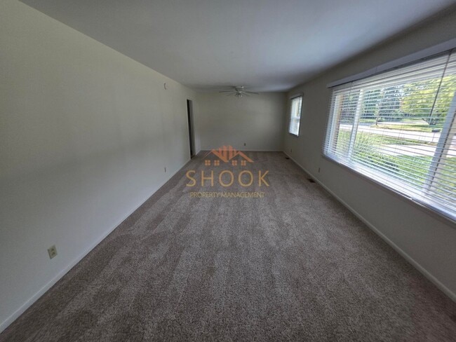 Building Photo - Cozy 3 BR Home in Convenient Location - Sh...