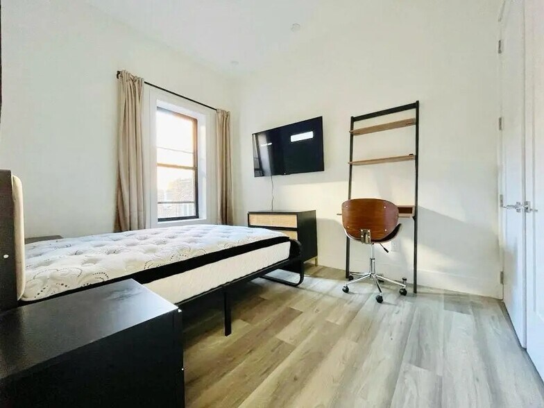 Building Photo - Furnished room/NOT APARTMENT
