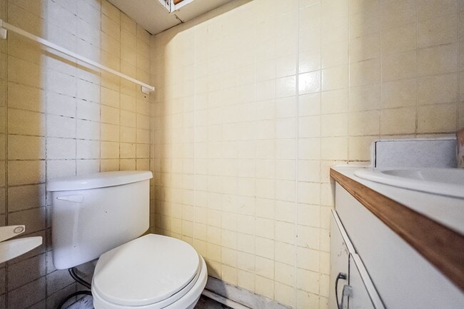 Building Photo - Beautiful 3 beds, 1.5 bathroom home with b...