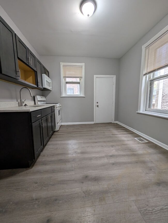 Building Photo - Now Showing!