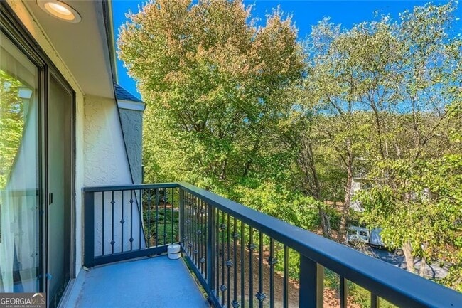 Building Photo - 3302 Pine Heights Dr NE