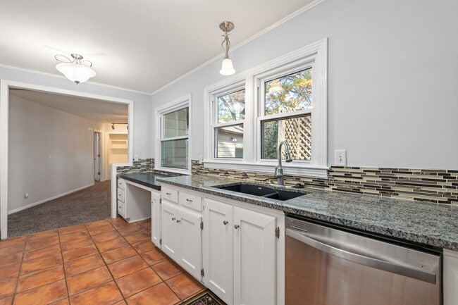 Building Photo - 22 E Hawthorne St