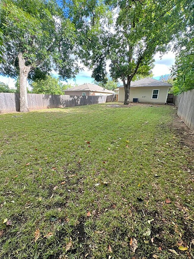 Building Photo - Nice 3 Bdrm 2 Bath Home in Sherman Texas