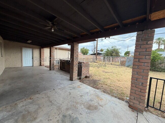 Building Photo - 2320 W Rose Ln