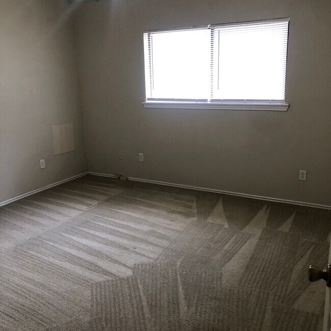 Building Photo - 3/2/2 Available May 2026