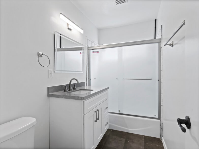 Building Photo - 4918 1/2 Tujunga Ave