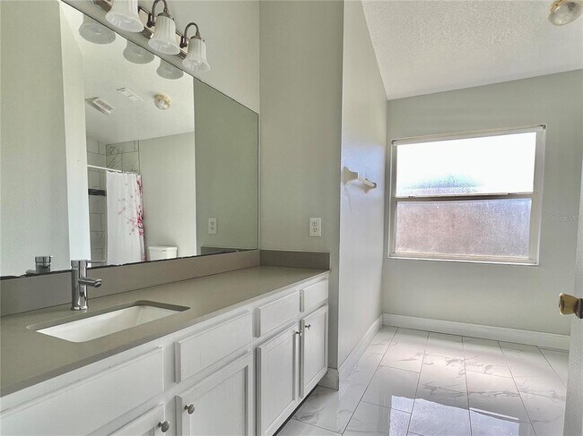 Building Photo - 1050 Pineview Ct