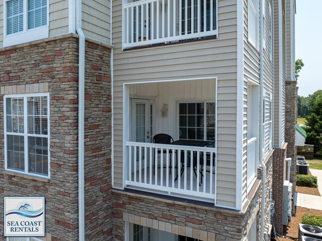 Building Photo - PET FRIENDLY FURNISHED 3-12 MONTH AVAILABLE