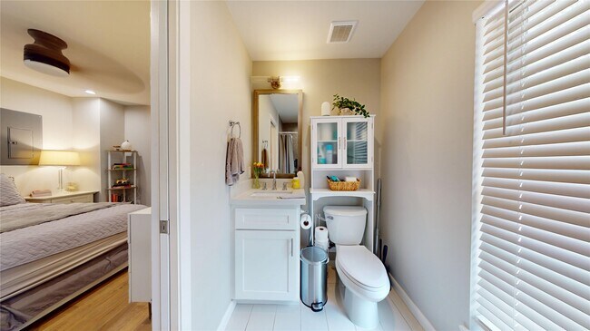 Building Photo - 1410 Hyde Park Blvd