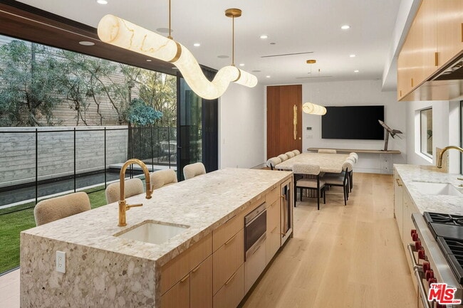 Building Photo - 738 Palms Blvd