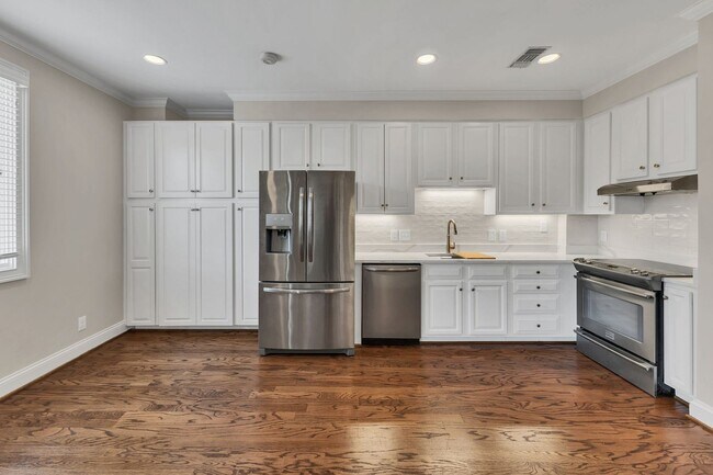 Building Photo - Newly Renovated Condo in The Westende with...