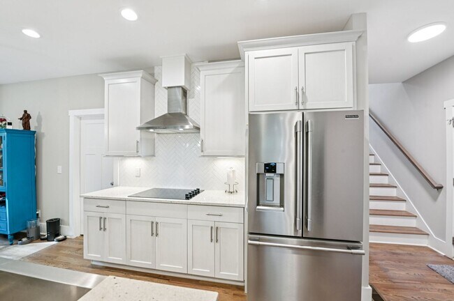 Building Photo - Luxury 5 Bed, 3.5 Bath Home on Large Lot !...