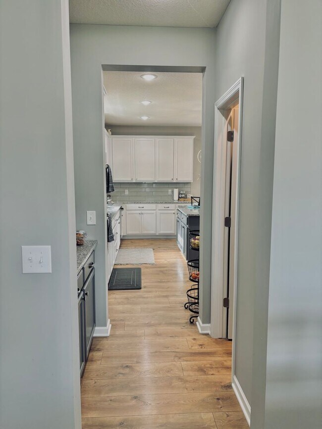 Building Photo - Stunning 5bed/3 1/2 bath Home in Shakopee!