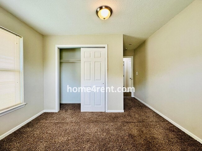 Building Photo - Adorable Duplex Home in KCK w/ Stainless S...