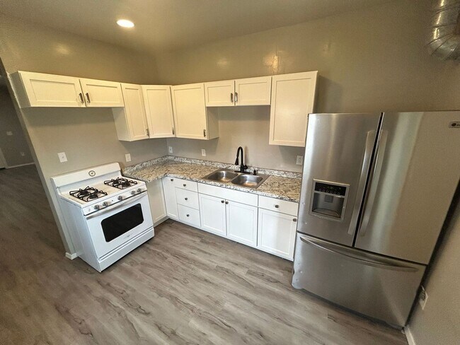 Building Photo - Charming 2-Bed Home Near Ottawa Park & University of Toledo