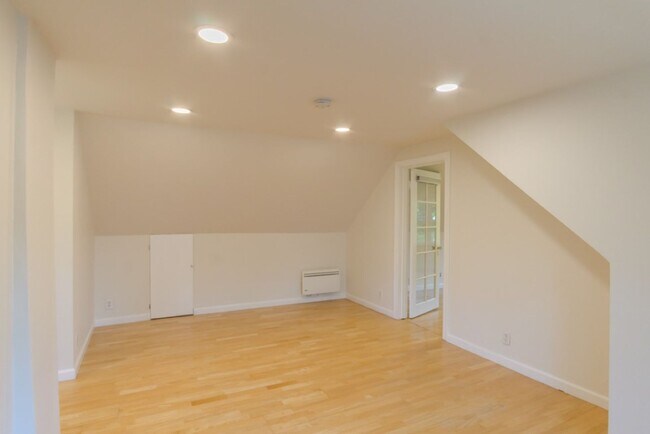 Building Photo - 3Bd/1.5Ba Seattle House