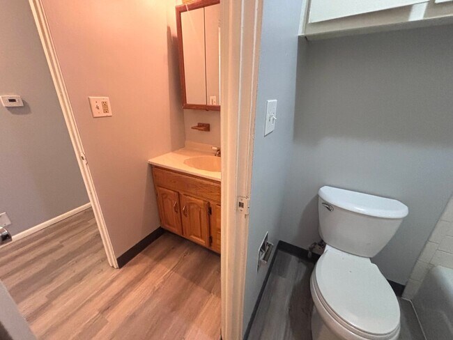 Building Photo - Charming 2-Bedroom Condo for Rent