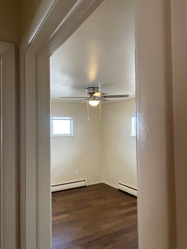 Building Photo - Central location | Lots of natural light
