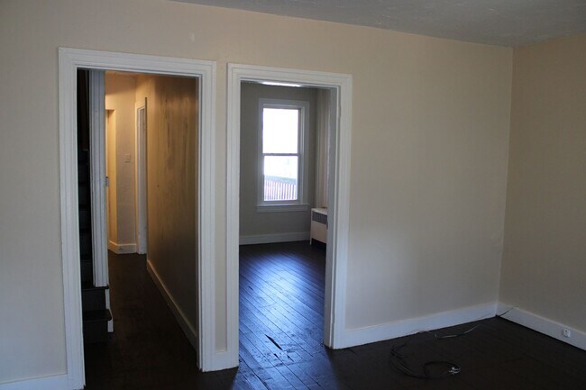 Building Photo - 2-Bedroom Second-Floor Apartment