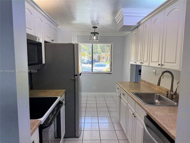 Building Photo - 185 Lakeview Dr