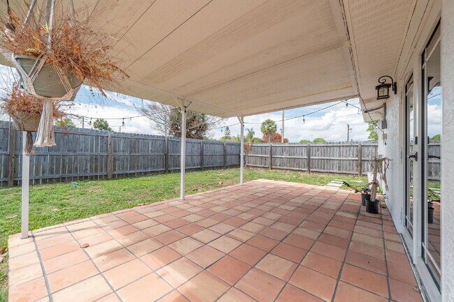 Building Photo - Remodeled 3/2 in Central Merritt Island!