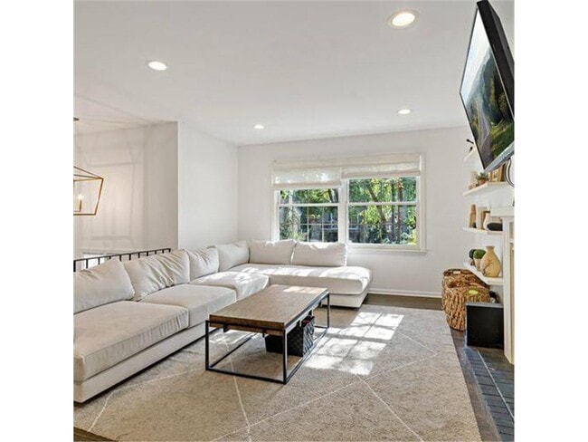 Building Photo - 4520 Vandervork Ave