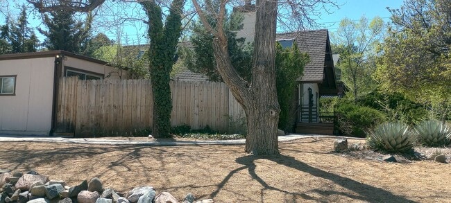 Building Photo - Charming Home Near the Prescott Square