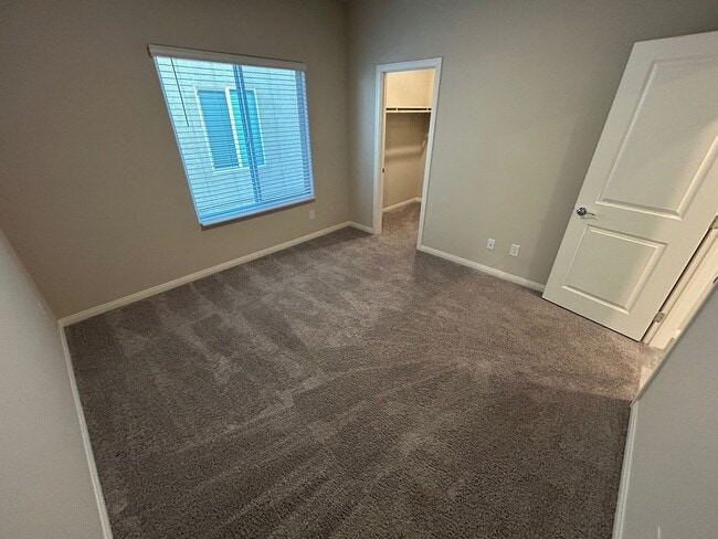 Building Photo - Gorgeous two-story home with 5 bedrooms and 3 bathrooms in a gated community