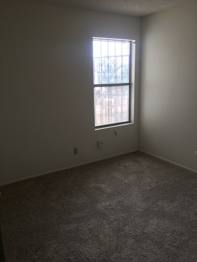Building Photo - Beautiful 3BR/2BA Home In Family Neighborh...