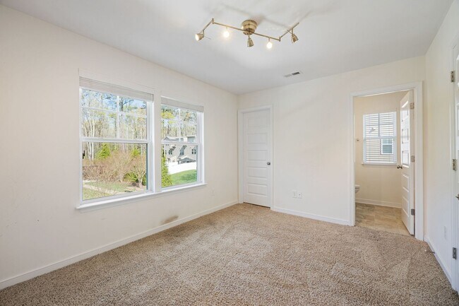 Building Photo - 3 Bedroom Corner Townhome!!! Available Early-Mid April****