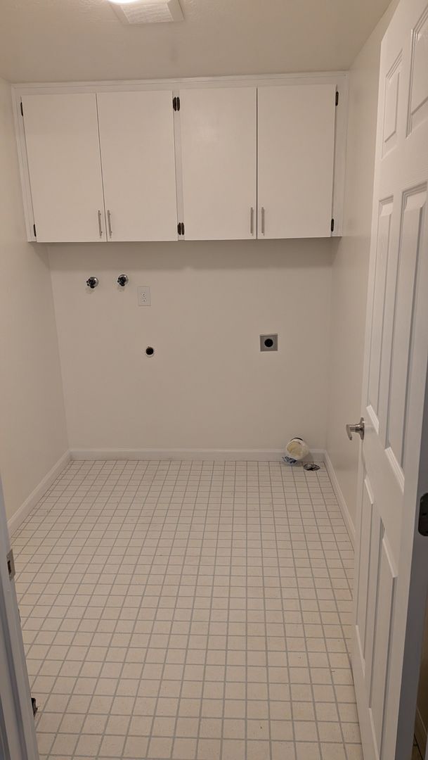 Building Photo - Available Now! 2 bedroom and 1 bath duplex