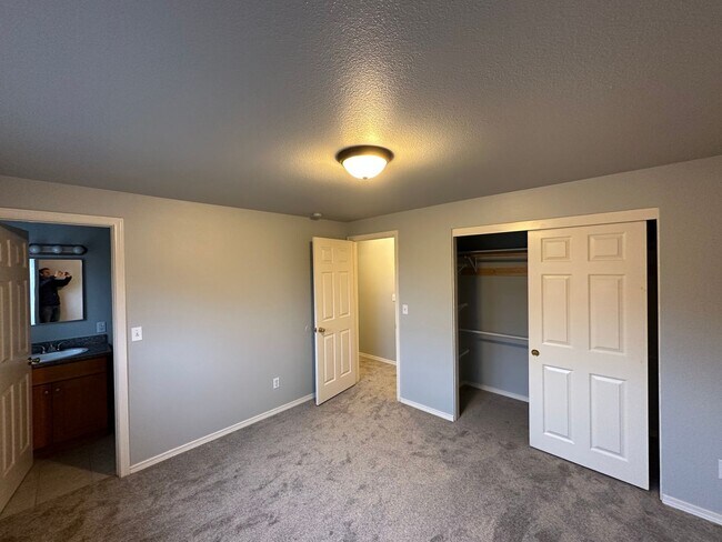 Building Photo - Charming 3 Bed 2 Bath Home with 2-Car Garage in Maple Leaf