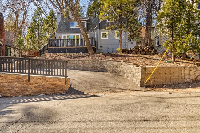 Building Photo - 284 Walnut Dr