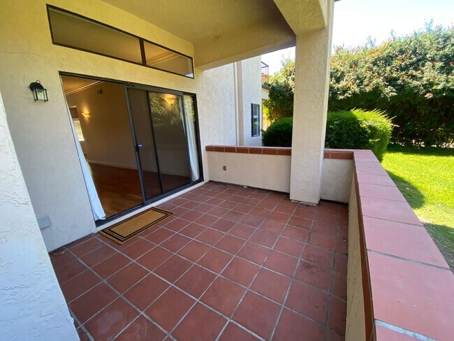 Building Photo - Spacious 3 bedroom, 2 bathroom Condo in Th...