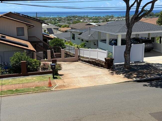 Building Photo - Ocean View 3 Bedroom Duplex Available Now in Kaimuki