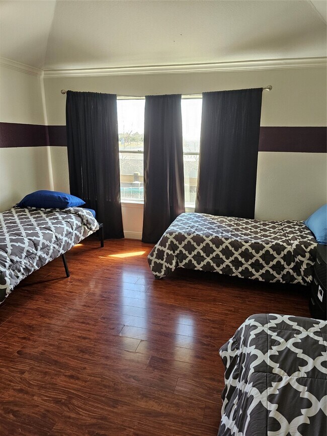 Building Photo - 1211 Lark Ln