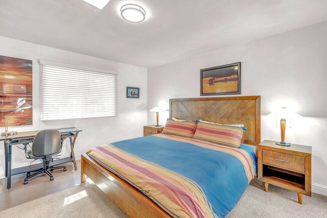 Building Photo - Perfect Location! 10-minute walk to the Oc...