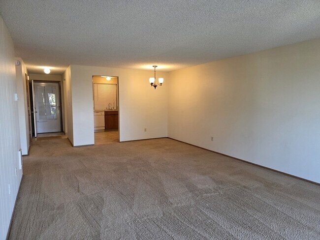 Building Photo - 2022 E 6th St