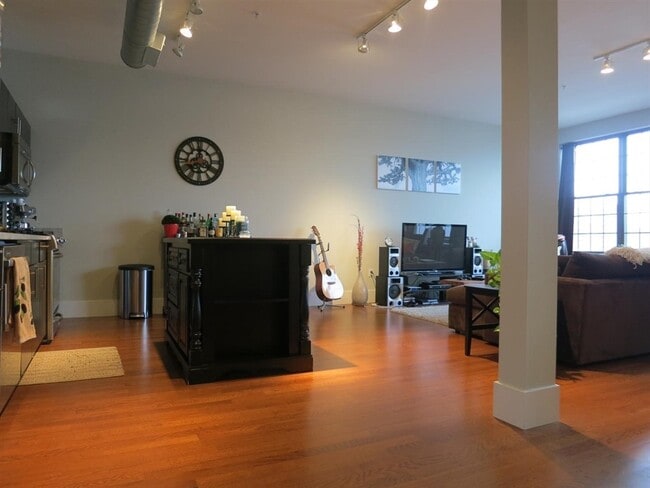 Building Photo - 154 W 2nd St