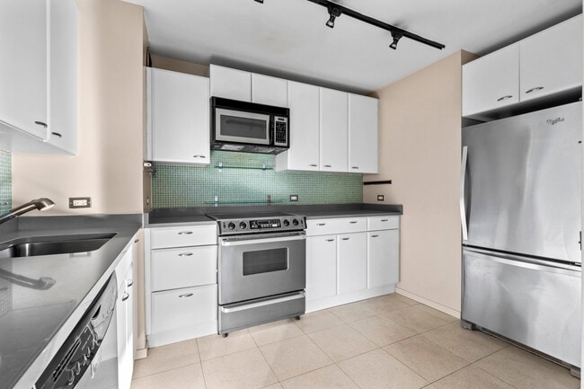 Building Photo - 4343 N Clarendon Ave