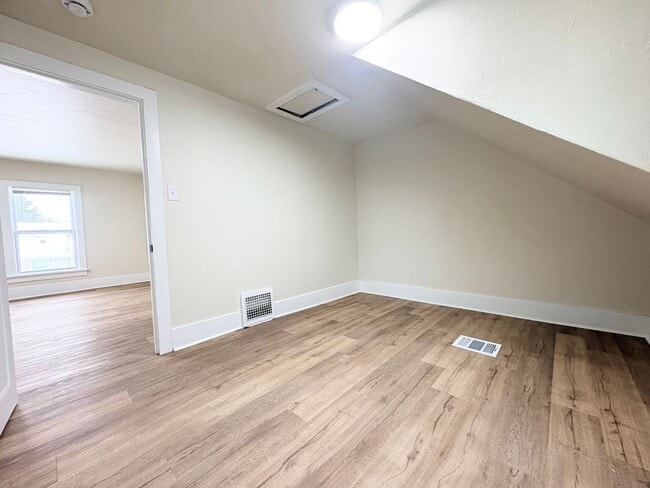 Building Photo - 520 12th Ave