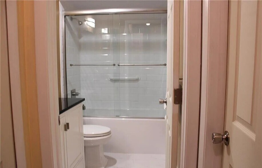 Building Photo - 203 SE 15th Pl