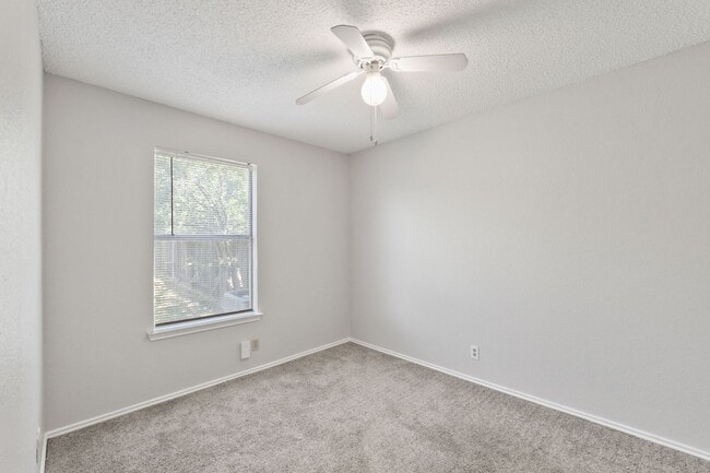 Building Photo - 6002 Parkwood Dr