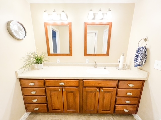 Separate vanity area in bathroom. - 80 S Center St