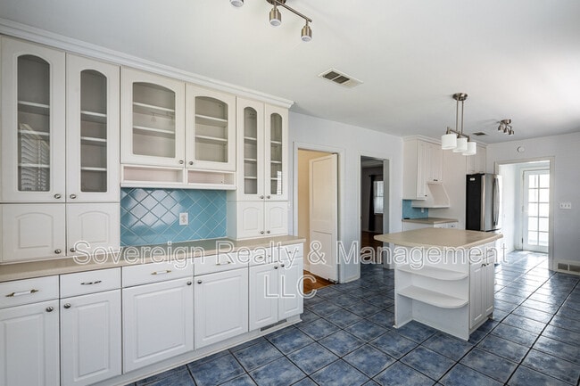 Building Photo - 1205 Spring Valley Ln NE