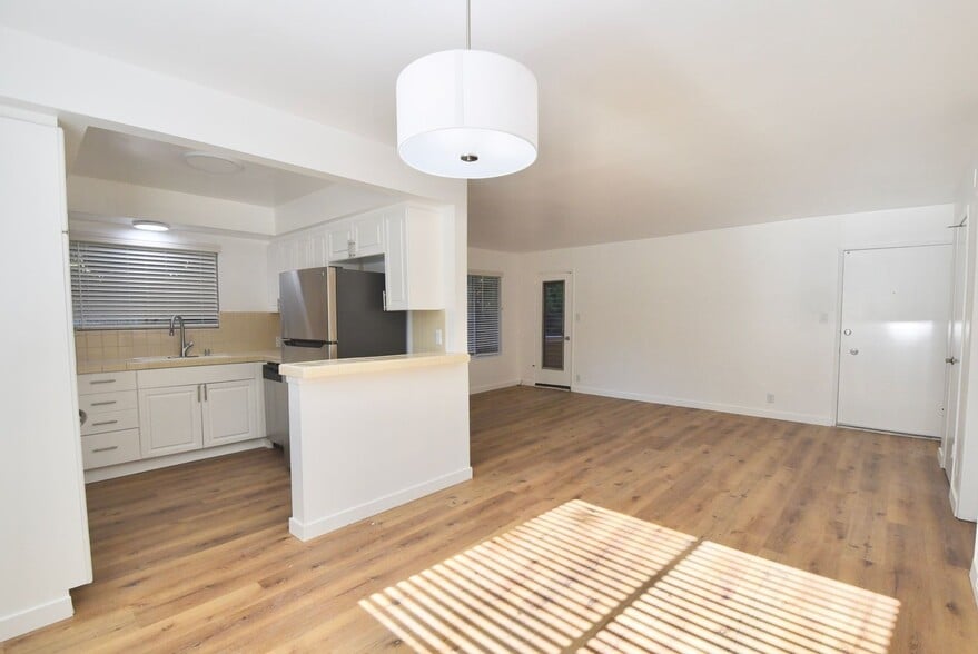 Building Photo - 14706 Dickens St