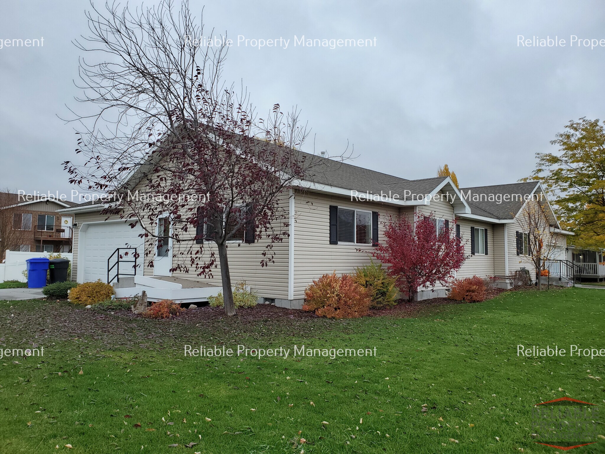 Building Photo - 381 W 1st S